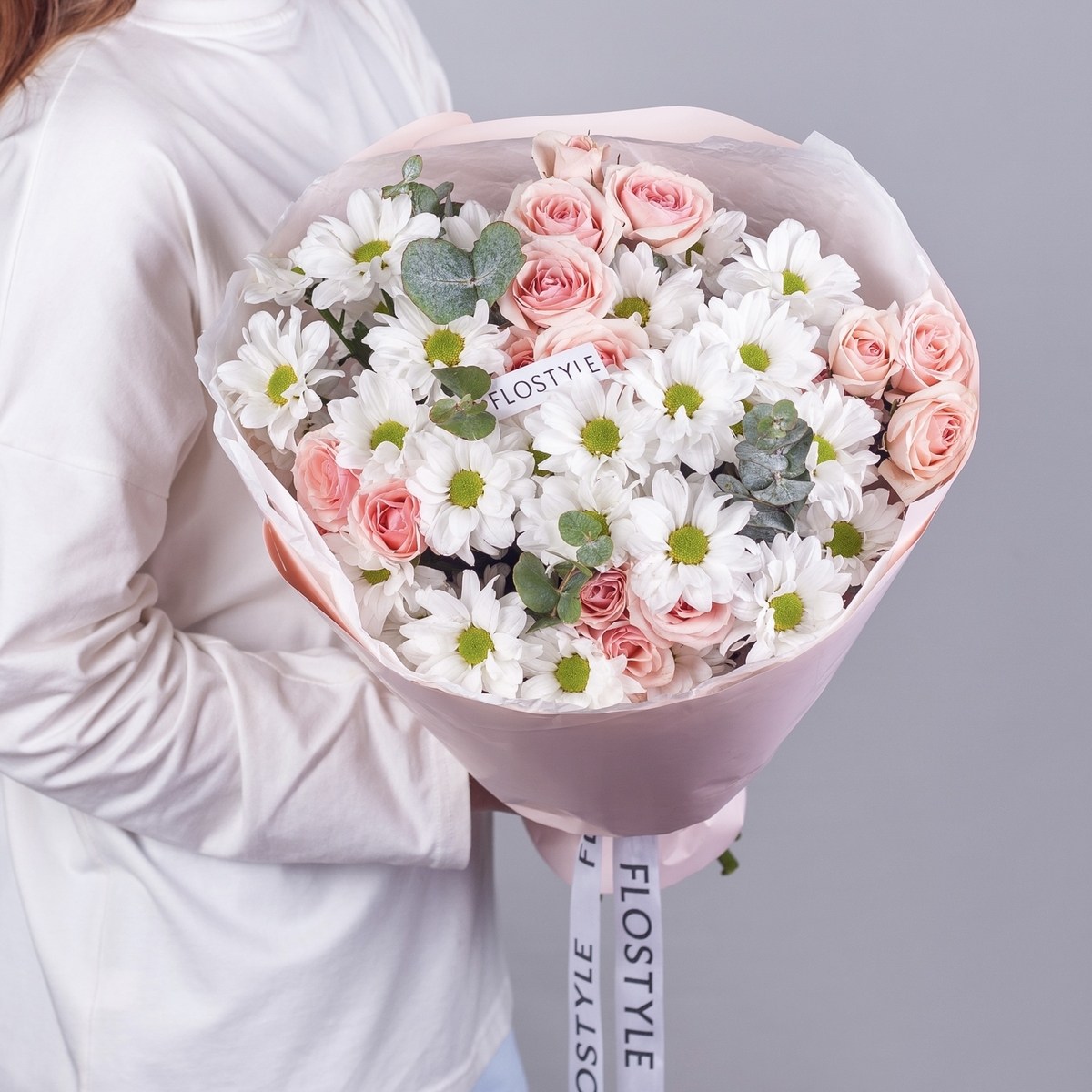 buket s kustovoj hrizantemoj i kustovoj rozoj 6